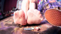 Thumbnail of Giganta Dominando Escravo De Pes - Giantess Dominates Foot Slave