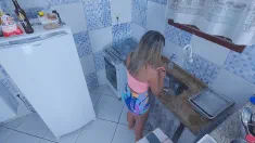 Thumbnail of A Vizinha Gostosa Lavou A Louca Me Deu Seu Cuzinho E Ainda Me Pediu Para Jogar Porra Na Sua Boca !