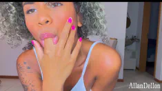 Thumbnail of Gostosa Faz Chamada De Video Com Amigo E O Convida Pra Vir Comer Seu Cuzinho E Deixar Todo Gozado Cheio De Leite
