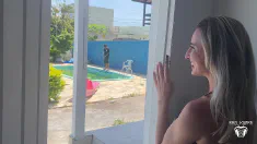 Thumbnail of LOIRA PUTINHA DEU A BUCETA PARA O LIMPADOR DE PISCINA ENQUANTO O MARIDO CORNO FOI NO MERCADO