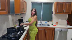 Thumbnail of Marido Explotador No Puede Esperar Su Comida Y Decide Comerme El Culo